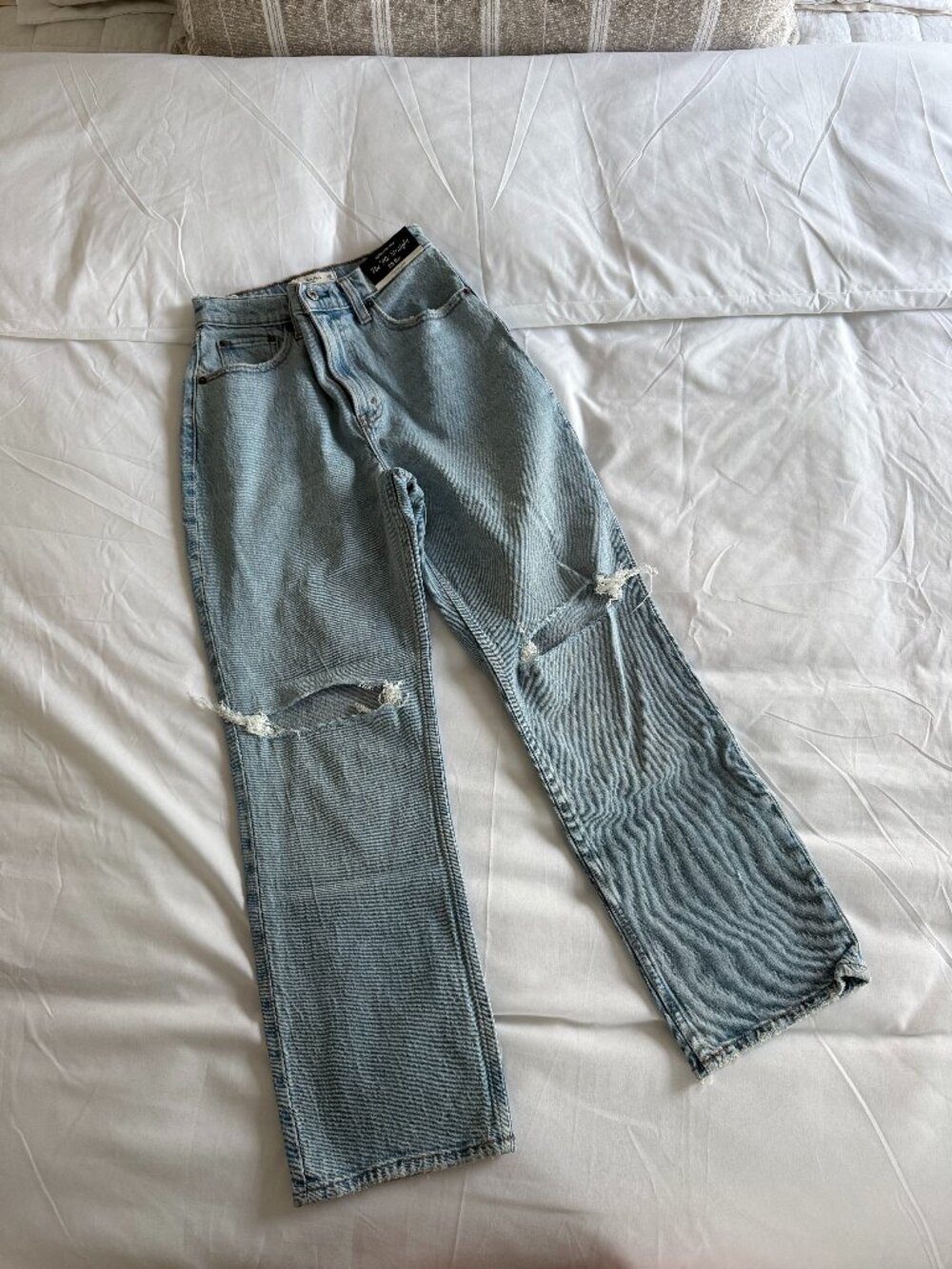 Abercrombie & Fitch The 90's Straight Ultra High Rise 25 Short Light Distressed